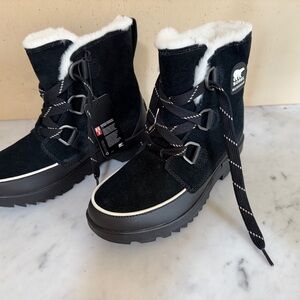 NIB Sorel Black Ankle Snow Boots with White Trim